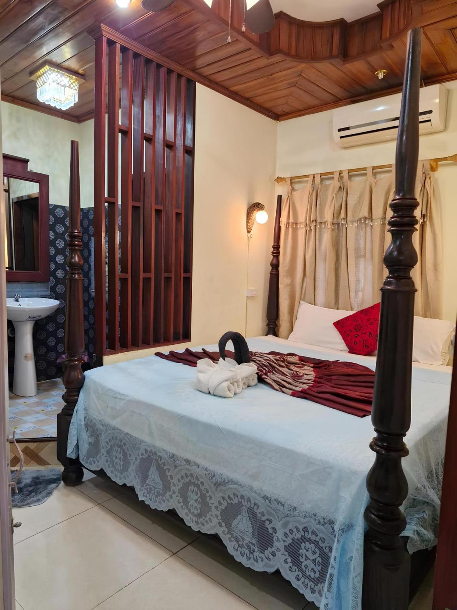 Sakura Wood House Hotel Luang Prabang Luaran gambar